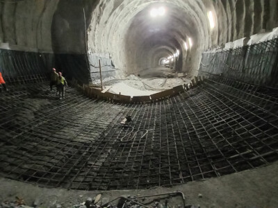 Tunnel Colle di Tenda - Operai al lavoro sul rivestimento della galleria
