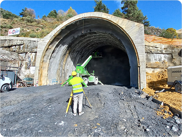 Tunnel du Col de Tende - Technicien au travail à l'entrée du tunnel