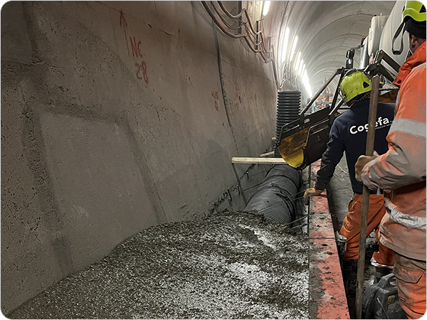 Tunnel du Col de Tende - Ouvriers au travail sur les installations du tunnel