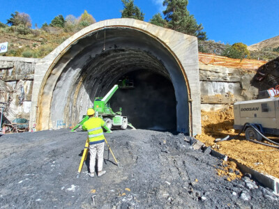 Tunnel du Col de Tende - Technicien au travail à l'entrée du tunnel