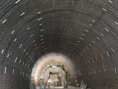 Tunnel du Col de Tende - Ouvriers au travail sur le revêtement du tunnel