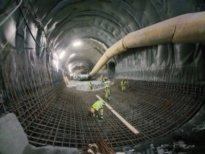 Tunnel du Col de Tende - Ouvriers au travail sur le revêtement du tunnel